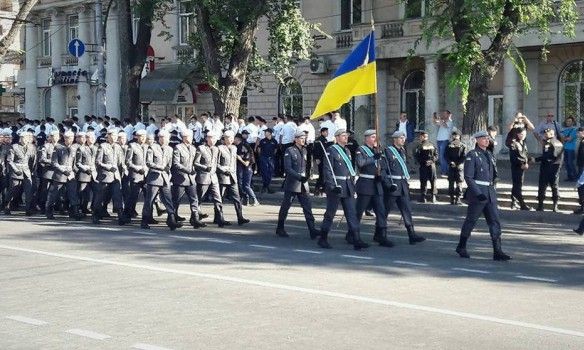 Українські військовослужбовці промарширують на параді до Дня Незалежності в Молдові