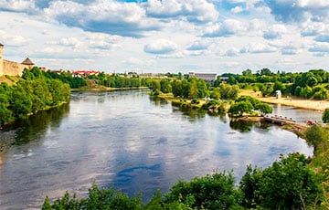 Береговая охрана РФ сняла буи на реке Нарва на границе с Эстонией