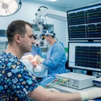 Інтраопераційний нейромоніторинг: як сучасна нейрохірургія допомагає зберігати функції мозку та нервової системи
