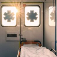 У яких випадках медичне перевезення пацієнта в Києві є оптимальним рішенням